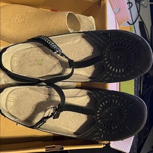 Jambu Black Women's T-Strap Flats with Laser Cut Detail